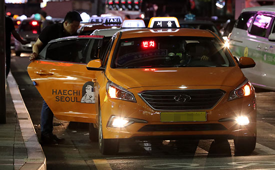 동대문디자인플라자 인근에서 한 시민이 택시를 타고 있다. (매경DB)