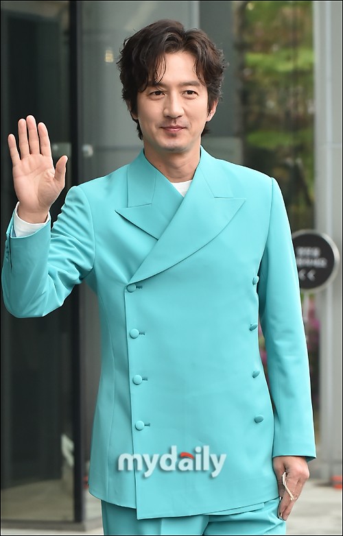 Actor Jung Jun-ho was given respect and love from the film fisherbubba team, and boasted of his personality aspect.Fisherbubba is a grimacing and delightful blood comedy by Jung Jun-ho, a late son, an iron-free brother and a strut struggling to defend his alter ego, the Fisherbubba.Jung Jun-ho plays the role of captain of fisherbubba in the play, and shows a late son Noma (Ielvin) struggling to protect his brother Jong-hoon and a deep father-in-law.I think our work is a movie that will have a warm feeling with my children and family. It was a meaningful work.The emphasis on the synchro rate with the accessory character, Jung Jun-ho said, I actually felt like I was a eldest son, the eldest son, and I knew enough responsibility for the accessory and felt like me.The reality of the accessory was so close.When the heads of state keep Family even in unavoidable circumstances, it seems that the father, the head, and the husband who are trying to protect Family without the fire even if they are cowardly but sometimes servile are well melted through the character who is the end of the crime.I put an emphasis on that part and postponed it, he said.Also, about Choi Dae-chul and Ielvins breathing, Kemi was so good like Family, who had not practiced once, but scattered and met.Choi Dae-chul disassembled from fisherbubba as his brother Jong-hoon Character, who is not iron but can not hate, and showed Jung Jun-ho and the previous steamed blood vibe.Choi Dae-chul said, When I played, (Jung) Jun-ho kept waiting for me to look at my eyes.I feel like this, he said. This is what I wanted to do, but the heart that Junho received is still in my heart.My brother always takes care of my brother first even after the shooting, and it was so good that those breathing was the same in front of the camera and behind the camera.In particular, Choi Dae-chul said, I wanted to say thank you to Junho.I can not tell you all the processes of fisherbubba from 1 to 10, but I think that Junho was not an easy choice in the processes we know.Rather, my brother said, I am more happy to appear in the movie together. I think that my brother is very cool.I am a younger brother and a younger brother, but I wanted to borrow this place and say that I am really grateful to my brother. Choi also revealed Jung Jun-hos story. Choi said, Jung Jun-ho was injured when he was shooting an action scene.I was given emergency medical treatment right away to the hospital, so I thought I couldnt come to the shoot that night, but Jung Jun-ho took the shot and came to take medicine and took a god.I finished my schedule with that limp leg as I ate the painkillers. I was really surprised.However, I do not say anything I do not like, I take all my juniors, and the real Jung Jun-ho is the best personality in Korea. fisherbubba is scheduled to open on May 11th.