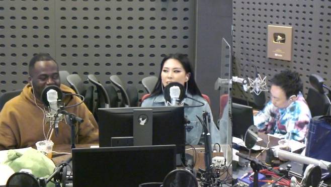 Radio show Park Myeong-su impressed by Jonathans coffee presentOn April 27, KBS Cool FM Park Myeong-su Radio show was held at the corner Studio Hon Chim Fighter with dancer Gabi and broadcaster Jonathan.Park Myeong-su said: I wonder why Jonathan bought 10 cups of coffee in a star coffee.I have a monthly salary of about 50,000 won, so why did you suddenly buy it? Jonathan said, There are many reasons, but I am impressed by this time, so I can always be so good and enjoyable and always feel comfortable.Park Myeong-su said, I have to say something in advance. I already bought a drink. I could have eaten one for free. Then I said, Dont do it.You shouldnt spend your money for nothing, he said, collecting Jonathan.