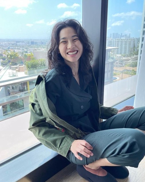 Actor HoYeon Jung has been telling her recent story with a smile on a sunny girl.On the 27th, HoYeon Jung posted several photos on his instagram with smile emoticons.HoYeon Jung leaned against the window by the window and stared at the camera, his natural loose hair and comfortable attire.I made an innocent smile without pretence and made a lovely charm.Meanwhile, HoYeon Jung will appear on the Apple TV + new thriller series Disclamer directed by Hollywood master Alfonso Cuaron.Since 2016, he has been in public with Actor Yi Dong-hwi.