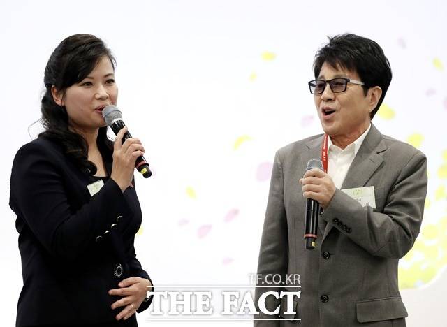 조용필은 서울올림픽이 열리던 88년에는 10집 수록곡 '서울 서울 서울' '모나리자'가 대박을 터뜨린다. 사진은 2018년 7월 조용필이 현송월 삼지연관현악단 단장과 남북정상회담 만찬에서 공연을 하고있다. /더팩트 DB