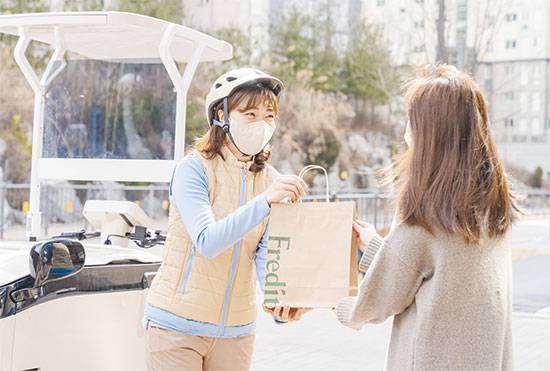 hy가 퀵커머스 시장에 출사표를 던졌다. 1만1000명에 달하는 프레시매니저(옛 야쿠르트 아줌마)가 자사 제품뿐 아니라 타사 제휴 배송까지 담당하기 시작했다. (hy 제공)