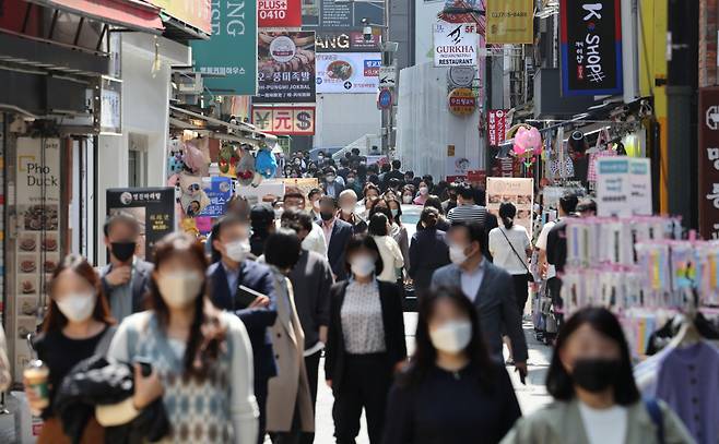 지난 20일 서울 중구 명동 거리가 시민들로 북적이는 모습 ⓒ 연합뉴스
