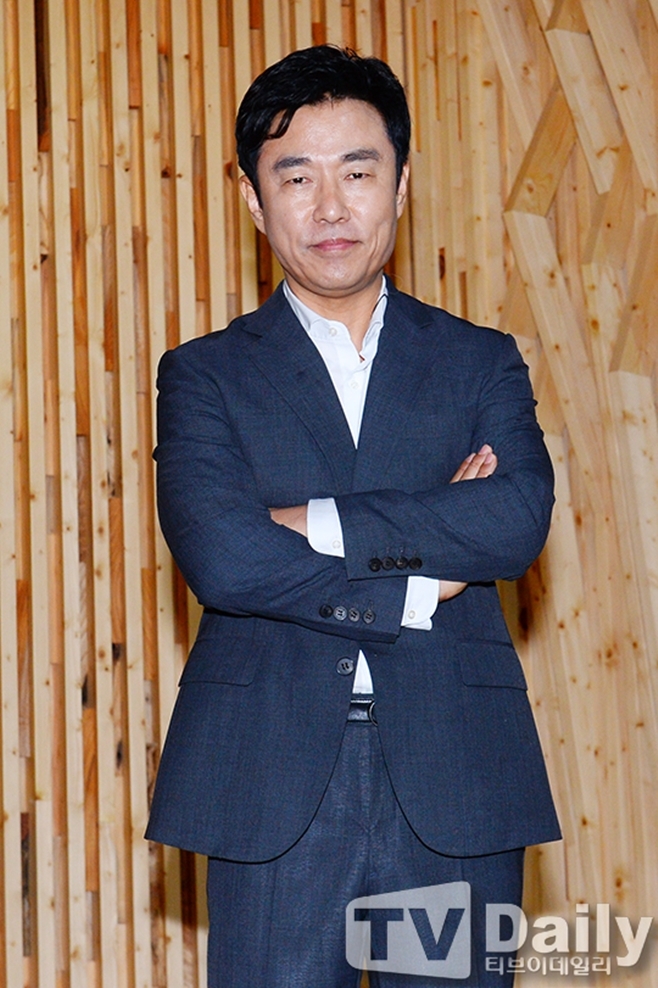 Lee Young-don PD sued Yoon Ho-jung, chairman of the Democratic Partys joint emergency committee, and Won Hee-ryong, Minister of Land, Transport and Tourism, as well as the netizens who left a bad note about the actors late young-ae Kim.According to the legal system on August 28, Lee Young-don PD recently filed a complaint against the defamation charges against Yoon Ho-jung, the deputy chairman of the non-governmental committee, Won Hee-ryong, and the netizens who left malicious comments.Lee Young-don PD posted a video on Lee Young-don PD, launches a court battle on his YouTube channel Lee Young-donTV on the 25th.He said in the video that he would sue them for defamation by timely false facts.Lee Young-don PD has become famous in the past for producing exploration reporting programs such as consumer accusation and food X file.However, the broadcasting industry has been controversial several times in the process of producing broadcasting. Especially, the biggest problem was the consumer complaint dealing with the Hwangto Pack company.At that time, heavy metals and iron powder were detected in the loess pack, and the company said, Magnet is only a unique ingredient of loess, which is a false report.According to the results of the investigation, there was a difference from the facts in the contents of the broadcast, but Lee Young-don PD was found not guilty of both civil and criminal charges because of the reason for illegal sculpture.However, KBS paid 300 million won to the pilgrims in violation of the courts disposition to prohibit broadcasting.Since then, the sales of the chontowon have plummeted and eventually went bankrupt. Actor Yeong-ae Kim, who was the major shareholder of the chontowon, suffered a great economic difficulty and divorced.Yeong-ae Kim later died in 2017 during a pancreatic cancer battle, and Lee Young-don PD, two years later, said in 2019: I felt the pain I had suffered and wanted to apologize for a long time.I have been suffering for a long time, but I have not been able to apologize. I know it is late, but I want to apologize to Mr. Yeong-ae Kim. The incident has since begun to affect all of Lee Young-don PDs moves.Lee Young-don PD was recruited as the head of the media general manager at the presidential candidate camp of Hong Joon-pyo in September last year, but criticism was fierce and the recruitment was eventually suspended.Yoon Ho-jung, the Democratic Party leader at the time, said that the late Yeong-ae Kim had disappeared into pancreatic cancer after complaining of extreme pain after Lee Young-don PDs heavy metal loess pack broadcast.Lee Young-don PD said, There have been several reports that there is no connection in the case of the Great Castella, and the Hwangto Pack case was finally acquitted by the court.I do not think politicians have made such a claim without knowing this fact, he said, foreshadowing legal disputes.