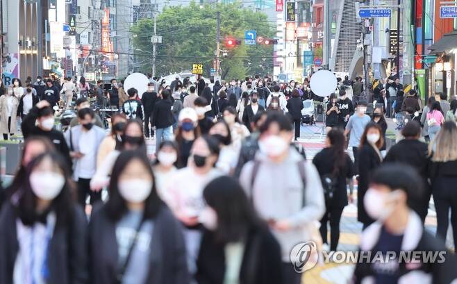 지난 17일 오후 서울 마포구 홍대 부근 거리가 사람들로 붐비고 있다. [연합뉴스 자료사진]