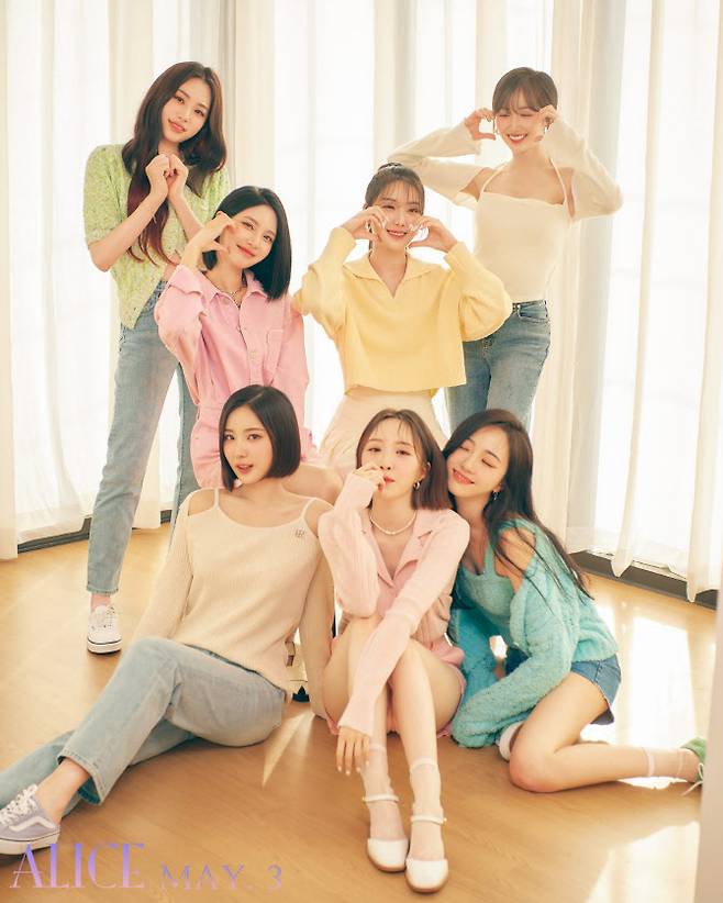 The agency IOK Company released Alices group concept photo on the 29th through Alices official SNS, which will appear as a ballad song Space in My Eye on the 3rd of next month.Alice members in the public photos contain all the members of the non-forming visual stone.In the first photo, So-hee a Magistrate sits down, and after that, Yu Kyung, who is now Doa Garin, made a hand heart and thanked his fans. In the second photo, he gave a sense of unity with the clothes of the low family and showed a charismatic figure with a pose comparable to the model.Also, through the legal renaming of the member comet, Bella changed her name of activity to Do-A.Alices comeback is getting more attention because she is changing the leader of the group from So-hee to a Magistrate and showing perfect change.