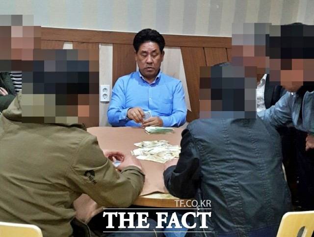 더불어민주당 국영석 완주군수 예비후보가 테이블에 오만 원권과 만원 권 등 현금을 쌓아두고 도박을 벌이고 있다. /완주=이경민 기자