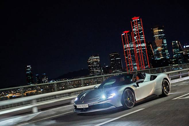 페라리 SF90 스파이더와 서울 도심을 배경으로 한 한국속에서 캠페인 이미지.