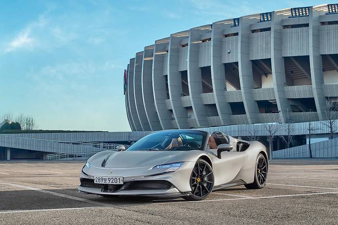 페라리 SF90 스파이더와 서울 도심을 배경으로 한 한국속에서 캠페인 이미지.