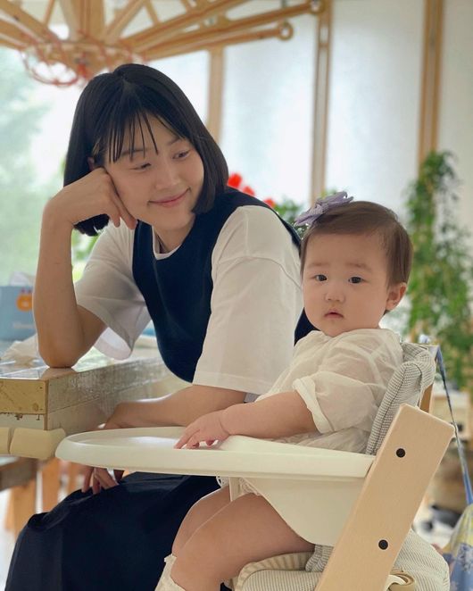 Actor Han Ji-hye seems to be short of boasting of Moy Yat, the precious daughter she earned 11 years after her marriage.His SNS is full of pictures of his daughter, as he wants to show people as he is a daughter in a difficult arms.Han Ji-hye is going through her SNS to go to the daily life with her almost Moy Yat daughter, Yunsul.On the 28th, he posted a video and a video on his SNS on the 28th, Father leave .. rushing to Father when he is half-time.In the video, Han Ji-hyes daughter smiles as she crawls hard and goes to Father as Father enters the house at work.Han Ji-hye also revealed that he would not fall away from Father, saying, I will not go to my grandmother at the end.In addition, Han Ji-hye is attracting the attention of her mother followers who raise Christina Aguilera by going to various daily life with her daughter from her daughters interest to going to the hospital.On the 24th, she posted a picture of her daughter Yoon-seul and said, I suddenly vomited all the second baby food and went to the hospital yesterday.I did not have a fever, but I went to pediatrics in case! Han Ji-hye said, I went to the emergency room if I was sick on Sunday, but I was just a bit sick. I was worried that I was vomiting a lot, so the doctor assured me that I ate a lot.I am glad that I have a good baby, he said, revealing the video of his daughter in Fathers arms.Other than that, the remote control of interest.I like the remote control, said the video of my daughter playing with the TV remote control. I lie down at night and sleep at night, but I have to sleep in the daytime.Daughter. If it were our Father...Fathers first fisherman. Christina Aguilera, reject.If you are up, you will be a faint, he said. He also posted a picture of his husband trying to put his daughter on a sack.Han Ji-hye is also getting sympathy with Moy Yat, who is wearing a couple of daughters and a couple of photos.han ji-hye SNS