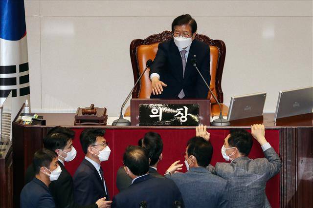 박병석 국회의장이 27일 서울 여의도 국회에서 ‘검수완박(검찰 수사기소권 분리)‘ 법안 처리를 위해 열린 본회의에서 국민의힘 의원들에게 자리로 돌아갈 것을 권하고 있다. 공동취재 2022.4.27