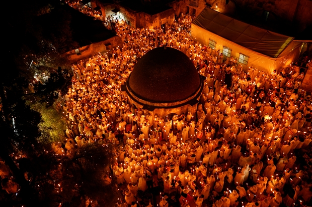 에티오피아 정교회 신자들이 23일(현지시간) 예루살렘 성묘교회 에티오피아 구역에서 성령의 불 의식을 하며 촛불을 들고 있다./로이터 연합뉴스