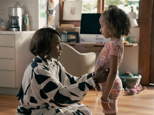 '몸에서 잇자국을 발견한 여자' 편은 일과 가정 모두에서 완벽하기를 원하는 워킹맘이 말 그대로 죄책감과 스트레스에 잡아먹히는 이야기다. 애플TV플러스 제공