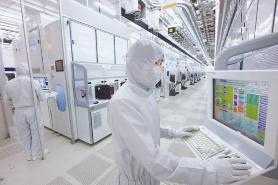 삼성전자의 화성 반도체 공장 15라인에서 연구원들이 생산 현황을 점검하고 있다. [사진 각 사]
