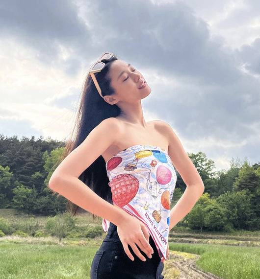 걸그룹 AOA 멤버 설현이 손수건으로 센스 있는 패션을 선보여 눈길을 끈다./사진=설현 SNS
