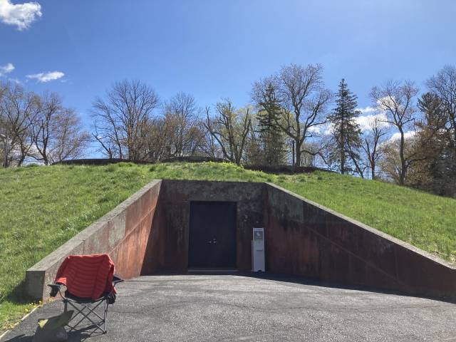 더 글래스 하우스 완공 15년 후에 지어진 이 페인팅 갤러리에는 필립 존슨이 수집했던 앤디 워홀, 프랭크 스텔라, 줄리안 슈나벨의 회화를 볼 수 있다.