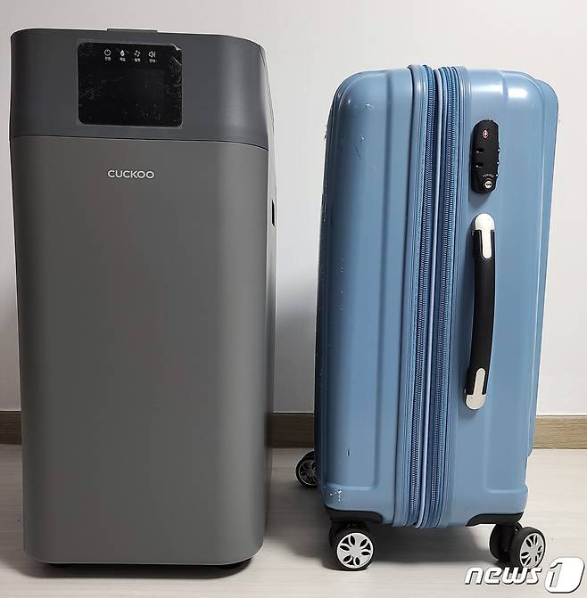 쿠쿠 미생물 음식물쓰레기 처리기(왼쪽)과 여행용 캐리어(오른쪽) 크기 비교 © 뉴스1 조현기 기자