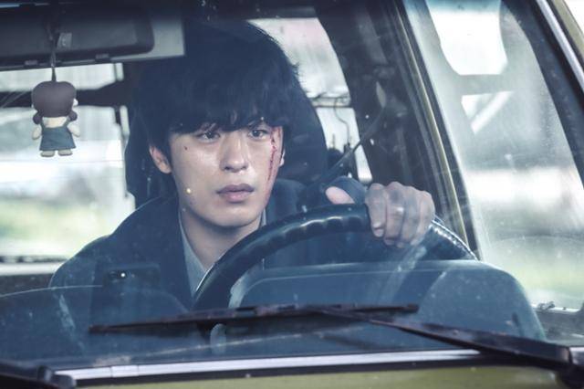 티빙 오리지널 드라마 '괴이'에 출연한 배우 구교환. 악귀가 깃든 귀불의 저주로부터 가족을 구하기 위해 고군분투하는 고고학자 정기훈 역을 맡았다. 티빙 제공