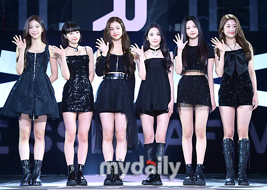 Girl group LE SSERAFIM (LE SSERAFIM, Kim Chae-won, Sakura, Heo Yun-jin, Kazuha, Kim Garam, Hong Eun-chae) debuted.LEA SSERAFIM held a media showcase commemorating the release of the debut album FEARLESS (Pierress) at Jangchung Gymnasium in Jung-gu, Seoul on the afternoon of the 2nd.I have been ballet for 15 years and I have fallen into K-pop charm and dreamed of idols. I am happy to meet good members and dream of debut.I will work hard in the future, he said.Kim Chae-won said, I think its been a year since I was officially seated. Im so nervous. Ive been training hard and preparing for debut.I also found a new look in the process, he said. I will show you a better picture through LE SSERAFIM activities. I am shaking because it is the first media showcase, Kim said. I am happy to debut with good members. I will show you a wonderful stage.This is my third debut, Sakura said. I think I should be burdened and good. I worked hard to prepare for debut to show a more advanced appearance.Hong Eun-chae said, I was very proud to be standing here after overcoming the time with the members, although it was difficult and awkward to shoot music videos for the first time while preparing debut.Huh Yoon-jin said, I am so happy that six members of the background can debut to one team in one place, and I feel like fate. I am proud and rewarding that I have worked hard.LE SSERAFIM is the first girl group to launch in cooperation with Hive and its label Sos Music.Hive Bang Si-Hyuk, the executive producer, led the entire recording work and participated in the title song FEARLESS and the song The Great Mermaid in person.Regarding the advice of Bang Si-Hyuk Productions, Kim Chae-won said, It is your story, so I told you that it would be good to express it proudly and boldly.According to his agency, the title song FEARLESS is a song that tells the message that he should go forward without shaking in the past. All six members express their desire without hesitation and show their determination to move forward to achieve it. The interest in LE SSERAFIM was hot before debut, and this debut album FEARLESS broke the 380,000 pre-order volume as of 29th of last month.In fact, Sakura said, If it was not for the burden, I would be lying, but I was very grateful for the great interest. We talked to the members and the production team and talked about what we can do rather than being conscious of the surroundings, He said.If you see our dignified figure and someone feels like I want to be like that, you will be happy, said Hong Eun-chae, who is determined to act with LE SSERAFIM. I will continue to make efforts to become a group that can have good stimulation and influence with music with honest stories.I am grateful to all those who have waited for the debut of LE SSERAFIM, Sakura said. I will work hard as many people expect so that I can show you what the class is.On the other hand, in Showcase, a question related to Kims controversy before debut was raised, which was refuted by his agency due to Kims suspicion of past school violence.Leader Kim Chae-won first said, Can I tell you first as a leader? He said, We are currently discussing this issue with the company and are responding to the procedure.I am not appropriate to talk about it at this place, and I am careful and ask for your understanding. I will have a chance to tell you exactly later. Kim said, I would be grateful if you understand that it is difficult to say something about this part.I will show you how to work harder as a member of LE SSERAFIM in the future. Previously, Kim Garam had a suspicion of school violence in the past online, and his agency had an official position and refuted it.The recent allegations are a maliciously disturbing issue of the member by cleverly editing the problems that occurred during the early days of the Friends after the middle school entrance, and unlike some of the allegations, the member was confirmed by a third party statement that he was a victim of school violence such as malicious rumors and cyberbullying when attending Middle School.We confirmed that the members were trainees of other agencies, and that the contents of our company were leaked, and that the contents were circulated together. We believe that the suspicion is a malicious intention to harm the artist who is about to debut, and inform us that Thors Music has begun legal action against unilateral and distorted claims and dissemination of false facts related to this issue. We are asking you to refrain from speculative reports based on suspicions that are currently being raised maliciously online, Hive said. The current suspicions are now blasphemous about the members of the minors before the entertainer who are about to debut, and I will clarify that they will take legal action without any consensus or preemption.