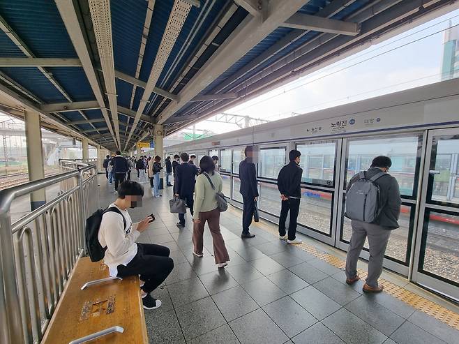 2일 오전 8시10분께 서울 동작구 지하철 1호선 노량진역 승강장 모습. 탑승구가 천장과 벽면으로 밀폐되지 않은 공간이었지만 시민 대다수가 마스크를 쓴 채 열차가 오기를 기다리고 있다. 김영철 기자