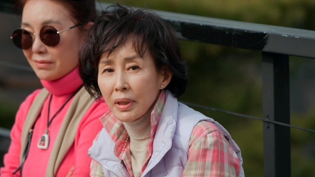 Lee Kyoung Jin has released a family history.On May 3, KBS 2TV Park Won-sooks Lets Live together shows the sisters who welcome the new family Lee Kyoung Jin.The sisters who greeted the morning in the new nest Okcheon welcomed the new family Lee Kyoung Jin.After a good greeting with the sisters, Lee Kyoung Jin released the baggage filled with the car, and surprised the sisters by preparing various side dishes as well as pots and rice cookers.Park Won-sook said, If you get tired, you should pour water into rice. Lee Kyoung Jin seemed to have an extraordinary philosophy about rice, saying, You should not eat it because you pour water in Jinbap.Lee Kyung Jin later surprised the sisters by revealing why they became bothered with their diet.The sisters who went out later asked the storm question to the new family, Kyungjin.When Park Won-sook asked, When was Lee Kyung Jins spring day? Lee Kyung Jin replied, When I was a dreamy rookie, when I was a hero.Lee Kyoung Jin then revealed the story of his persecuted rookie days, which made him want to give up the actor.What is the word that raised Lee Kyoung Jin, who had a difficult rookie time, from the drama director at the time, saying, If you become an actor, you will earthquake in my hand.
