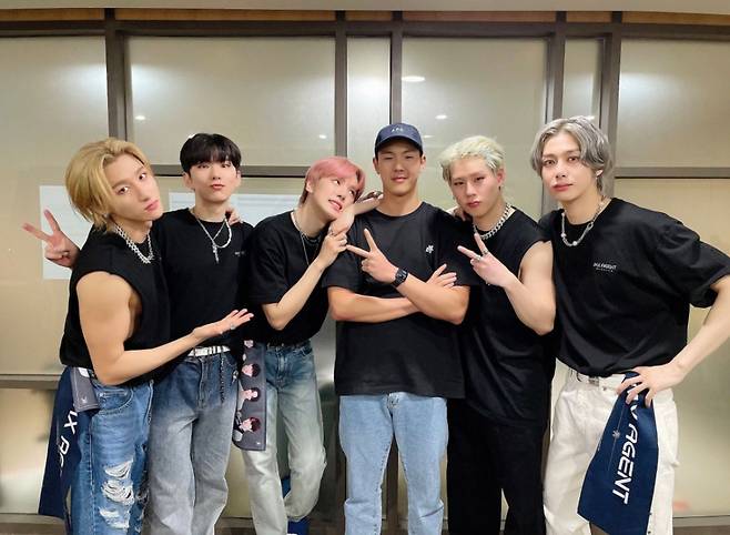 Shenanu visited 2022 MONSTA X FAN-CON <MX AGENT> on the 30th. Monsta X conducted the fancon from April 29 to the last day.According to the official, Shennu visited the concert hall on vacation at the time, breathing with his fans and cheering his colleagues.Monsta X Official SNS has been enthusiastic about fans because of the photos of Shanu and other members.The official SNS includes a photo of Monsta X complete, along with 220430 #Monsta X #FAN_CON #Monbebe with TOP-SECRET #MX_AGENT > DAY 2.MONBEBE MAKES MONSTA X. MX AGENT to a surprise visit to Shannu. I hope you will not forget today, which was 514 times more happy.# MONSTA_X # MONSTAX # Monbebe 6 # Monsta X Pancon # I love you_ Monbebe.Global Monsta X official fan club name) was moved by the wonderful look of Shennu seen for a long time and did not hide his joy for the Monsta X fancon.On the other hand, Monsta X is popular with its 11th mini album SHAPE of LOVE (Shape of Love), which is ranked # 1 on domestic and overseas charts.