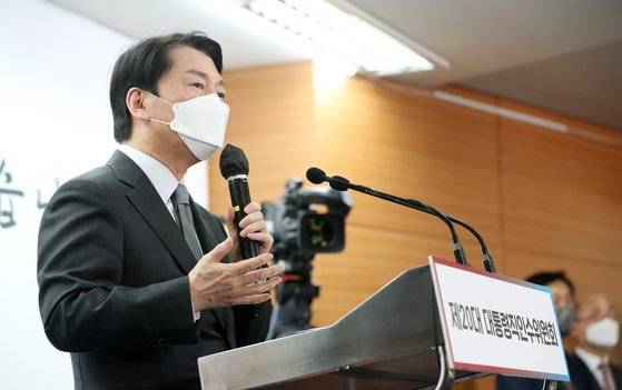 안철수 대통령직인수위원회 위원장이 2일 오후 서울 종로구 통의동 인수위원회에서 '디지털 플랫폼 정부로 달라지는 대한민국'에 대한 브리핑을 하고 있다.연합뉴스