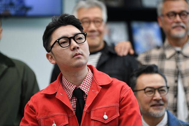 '20년차 부장님'처럼 되긴 싫어 대기업을 뛰쳐나왔다. 그리고 한때 쫄딱 망했다. 신용불량자 신세를 겨우 면했다. 지금은 '1억 뷰' 영향력을 지닌 시니어 콘텐츠 에이전시의 대표다. 김하겸 인턴기자