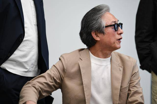 '스타일링 컨설팅'을 의뢰하기 위해 직접 '더뉴그레이'를 찾았던 시니어 모델 이정우씨. 그는 그대로 '아저씨즈'의 창립 멤버가 됐다. 김하겸 인턴기자