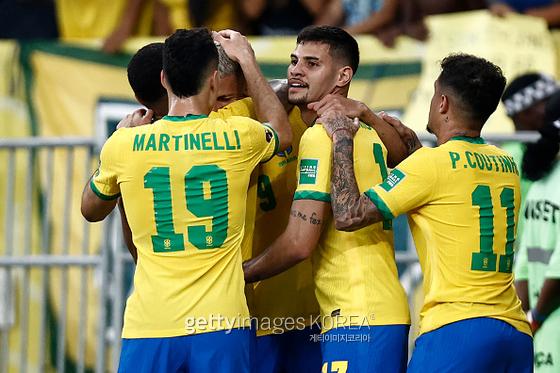 RIO DE JANEIRO, BRAZIL - MARCH 24: Richarlison of Brazil celebrates after scoring the fourth goal of his team with teammates during a match between Brazil and Chile as part of FIFA World Cup Qatar 2022 Qualifier on March 24, 2022 in Rio de Janeiro, Brazil. (Photo by Buda Mendes/Getty Images)