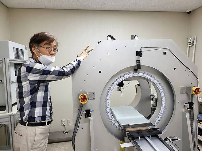 방사선 발생기를 설명하는 정원규 대표