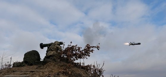 18일(현지시간) 러시아의 침공 우려 속 우크라이나 군이 재블린 대전차 미사일 발사 훈련을 하고 있다. [로이터=뉴스1]