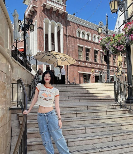 On the 4th, Yubi posted photos of her peach-shaped emoticons in LA, USA.In the photo, Lee Yu-bi is walking around LA in croppies and low-rise pants. Her narrow waistline attracts attention.Here, various styling such as knife hair, chimp bang, tint sunglasses add cute yet hip charm.