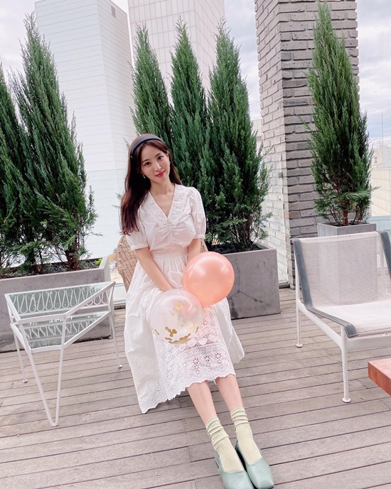 Actor Jung Hye-sung showed off his visuals like a figure in Fairytale.Jung Eun released photos of his recent past through his instagram on the 4th.The photo shows Jung Hye-sung wearing a white dress and taking a colorful pose. The unique fresh and lovely charm is revealed.In another photo he showed off his simple figure with a balloon: no glamorous point, but the modest atmosphere is impressive.The netizens who watched this responded to the most beautiful actor in the real world, Where did you leave your wings, I am a better actor because I have several pictures.On the other hand, Jung Hye Sung Eun recently appeared in MBC entertainment program Hojeok Mate and collected topics.At the time of appearing in Homemate, Jung Hye Sung Eun revealed his daily life with his sister and sister.Photo: Jung Hye-sung Instagram