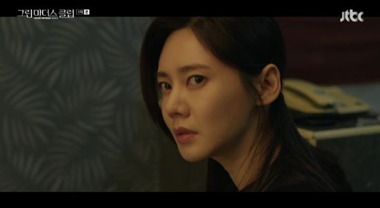 The secret of Cho Ja-hyun, the first elementary community, was revealed.In the 9th episode of JTBCs Wednesday-Thursday evening drama Mothers Sams Club, which was broadcast on the 4th, Choe Ja-hyeun, the absolute power of Sangwi-dong, gradually fell, and the new mom Lee Eun-pyo became a reality, and the elementary community changed.Lee Eun-pyo (Lee Yo-won), who was properly awakened to the mother-daughters mother-daughter, began to struggle to transform the image of Son Dong-seok by holding hands with the same victim Park Yoon-joo (Ju Min-kyung).Her passionate appearance of teaching a child directly after quitting the academy to use the name value of the gifted son was so full of poison that she could not find the first time she entered the upper class.Meanwhile, Kim Yeong-mi (Jang Hye-jin), whose husband, Geon-wu Oh (Lim Soo-hyung), who had been suspicious in the death of Seo Jin-ha (Kim Kyu-ri), started a search to resolve his anxiety.Kim Young-mi, who met the housekeeper of Seo Jin-ha and searched the workshop of Geon-wu Oh, was caught in a strange box.Inside it, the picture of Seo Jin-has face, tissues with lips marks, hair, and cardigans were filled with her traces of death, which made her eerie.Lee Eun-pyos efforts, which had firmly adhered to the education method even when her husband Jung Jae-woong (Choi Jae-rim) said, Is it not overworking her, shone with Son Dong-seok winning the first prize at the math competition.In particular, Chun Chun-hee, who asked for individual guidance by giving a lot of money to the director of the gifted institute for the prize of the child, failed to win the prize, and Lee Eun-pyos excitement doubled.Here, Lee Eun-pyo pushed out Chun-hee at the Gifted Academy and took the place, proving that the reality of elementary community, where mothers living in the name of their children, not their own names, has changed.Unable to tolerate the continuing humiliation, Chun-hee expressed anger at Lee Eun-pyo, but she replied, Do you know how embarrassing the betrayal is?Lee Eun-pyo made the change of Chun-hee even more miserable by declaring war on paying all the wounds he received.Frustrated, Byun Chun-hee called out Lee Man-soo (Yoon Kyung-ho), an old boyfriend and husband of Park Yoon-joo, who should not meet.She had been drinking a bitter drink and she said, I think Im a little bit screwed up.Lee Eun-pyo, who enjoys joy with his family at the same time, and the dark situation of Chun-hee, perfectly prepared, and Lee Eun-pyos revenge seemed to succeed.This was not the only shame of Byun Chun-hee, who was also the only mother-in-law who was a mama-boy husband, Kim Ju-seok (Choi Deok-moon), and the pointed eyes of her thin sister-in-law.In the end, Chun-hee, who was in the corner, took out the question bag that he had hidden deep.While everyones curiosity was focused on Chun-hees bag, what she took out was a bottle of medicine and syringe.While preparing to give the injection naturally, as if it had not been done once or twice, someone knocked on the door and there was only a static in the room.I wonder who has interfered with the work of Chun-hee Byun and whether she can get out of the crisis safely.The next story of Cho Ja-hyeun on the edge of the cliff can be found at the 10th episode of JTBCs Wednesday-Thursday evening drama Mothers Sams Club broadcasted at 10:30 on the 5th.Photo = JTBC Broadcasting Screen