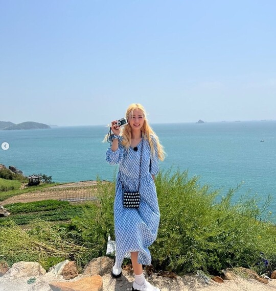 Group Apink member Yoon Bomi showed off her fairy-like visuals.On June 6, Yoon Bomi posted several photos with his article # Laughing through his instagram.In the public photos, there is a picture of Yoon Bomi taking pictures in the background of beautiful nature.Yoon Bomi captivates her gaze with a fairy-like visual of the forest with a blue dress with a refreshing blue hair.In particular, the exotic visuals of Yon Bomi make everyday images like pictorials and envy.Kim Nam-joo, an early Apink member, added, Its pretty who took it.Meanwhile, Apink, which belongs to Yon Bomi, recently released a special album Honey for the 10th anniversary.