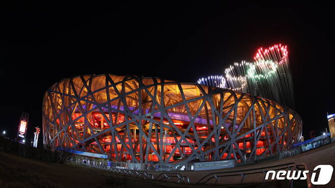 2022 베이징 동계올림픽 폐회식이 열린 20일 오후 중국 베이징 국립경기장 위로 화려한 불꽃이 터지고 있다. 2022.2.20/뉴스1 © News1 박지혜 기자