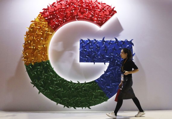 [상하이=AP/뉴시스]지난 2018년 11월5일 상하이에서 열린 중국국제수입박람회에서 한 여성이 구글 로고를 지나가고 있다. /사진=뉴시스