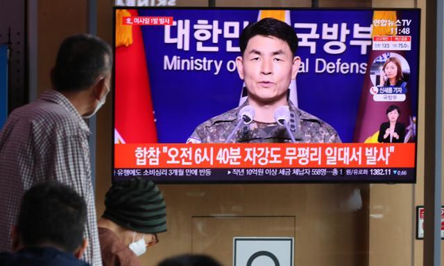 지난해 9월 28일 북한이 동쪽으로 미사일 1발을 발사한 가운데 서울 중구 서울역에서 시민들이 뉴스 속보를 확인하고 있다. 뉴시스
