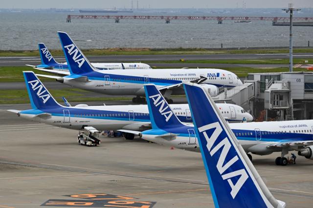 지난달 28일 일본 도쿄 하네다공항에 일본 항공사인 전일본공수(ANA) 여객기가 대기하고 있다. 도쿄=AFP 연합뉴스