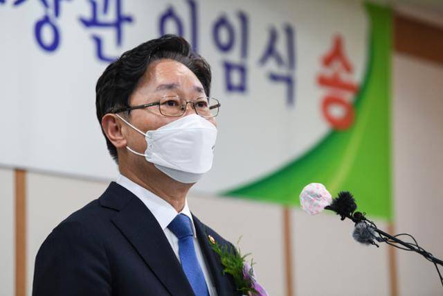 박범계 법무부 장관이 6일 정부과천청사 법무부에서 자신의 이임식에 참석하고 있다. 과천=이한호 기자