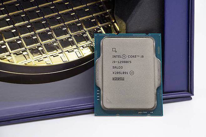 인텔 코어 i9-12900KS는 12900K에서도 엄선된 제품이며, 5.5GHz에 달하는 빠른 동작 속도를 제공한다. 출처=IT동아