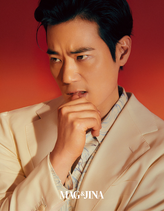 Kim Kang-woo showed off his decadent and dim vibe.Kim Kang-woo recently accessorised the cover of McAngies Magazine.Kim Kang-woo, in the public picture, showed off his charm of reversal with a cool and warm appearance like Jung Jun-hyuk in the recently-released JTBC drama The Works City.Kim Kang-woo, who has been in the company for more than 20 years since her debut, has been candid about her acting style in an interview.I dont think its a burden for those who see me to play it comfortably.When My Love Blooms expresses the Blow-Up, I have a bad acting, he said.Kim Kang-woo also asked what kind of actor he would like to be remembered as over the years, saying, I hope everyone can not do that, but I hope someone can recover their hurt and sad heart.