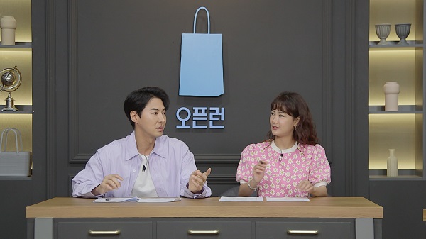 Kim Ji-min Visits Blue House open run Top Model?Kim Ji-min gives his aspirations for the open run ahead of the Top Model.On SBS Pluss Open Run, which will be broadcast at 9 a.m. on the 9th, MC Kim Ji-min said that he had Top Model on the Blue House Open run.In particular, the number of applicants who want to visit on the first day of opening is 83,000, adding to the expectation of visiting.In addition to introducing the Blue House opening, El Nilink will be the guest at the Open Run on this day.Elle, a native of Belgium, introduces the charm of Belgium as an overseas destination to soon open run.In addition to the Belgium, we also introduce domestic camping attractions that boast the most beautiful view at this time of year.MC Kim Ji-min says, I often camp, and tells the real charm of Camping, and MC Jun Jin pours out an episode about Camping, saying that he did Camping Car Honeymoon with his wife Ryu.SBS Plus open run, which reviews todays trends at high speed, will be broadcast at 9 pm on the 9th.open run