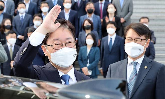 박범계 법무부 장관이 6일 정부과천청사에서 열린 이임식을 마치고 차에 타고 있다. 연합뉴스