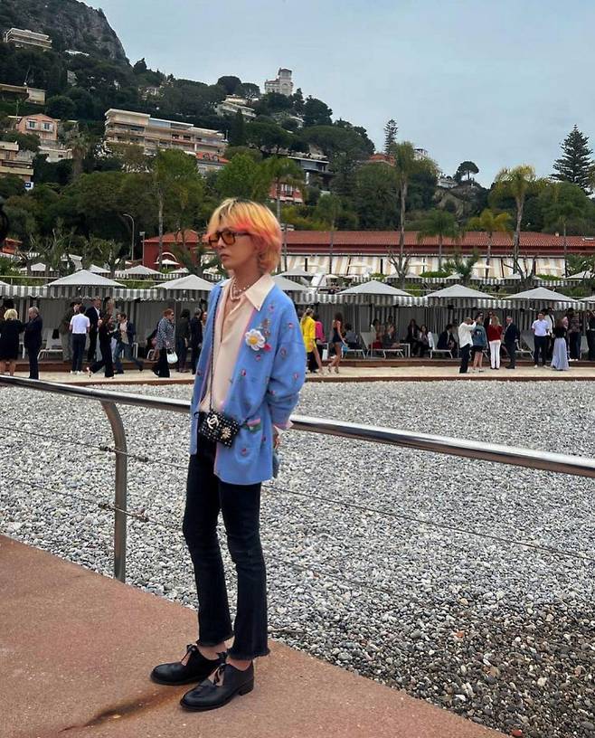 G-Dragon, a member of the group BIGBANG, shared his daily routine in the Netherlands.G-Dragon posted a picture of her attending the Chanel 2022/23 The Croods Show in Monaco on the 5th through her official Instagram on the morning of the 6th.G-Dragon poses in various ways on the streets of Amsterdam, dressed in colorful fashion and props.In particular, G-Dragon showed a wonderful look with perfect style of his own that can not be tolerated.Meanwhile, G-Dragon released a new song, Spring, Summer, and Fall (Still Life), in four years as a BIGBANG complete.Chanel, who is also the official ambassador, left the country via Incheon International Airport on the 3rd to attend the Chanel 2022/23 The Croods Show.