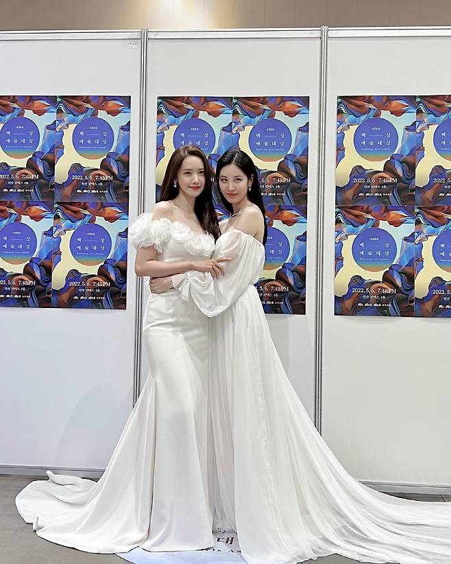 Girls Generation Im Yoon-ah, Seohyun met at the Baeksang Arts Awards.Seohyun posted several photos on his SNS on the 7th, along with an article entitled The Slap Yoon Hyun in the White House, also Saussie White.In the photo, Im Yoon-ah and Seohyun, who are wearing white dresses, are shown.Im Yoon-ah, Seohyun hug each other in a welcome hug and give a warm heart.Fans were also thrilled at Girls Generation centre Im Yoon-ah and youngest Seohyuns The Slap, with the two graceful beauty stand out.Meanwhile, Im Yoon-ah will appear in the MBC drama Big Mouse, which is scheduled to air in July. Seohyun will appear in the KBS2 drama Jinx Lovers, which will be broadcast in June.