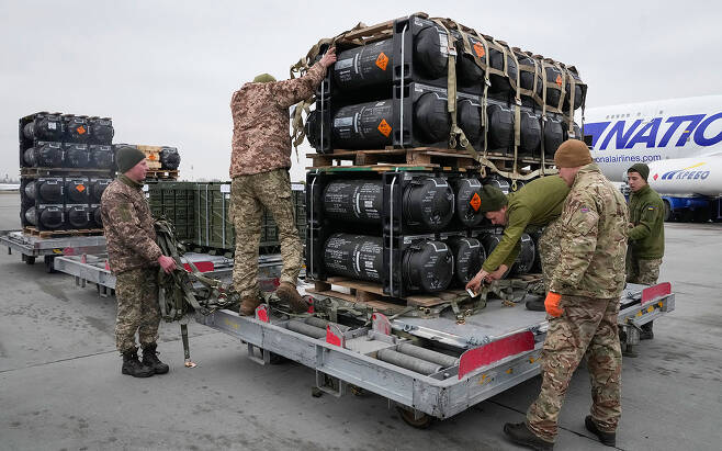 2월11일 우크라이나 군인이 키이우에 도착한 미국산 재블린 대전차 미사일의 포장을 풀고 있다. ⓒAP Photo