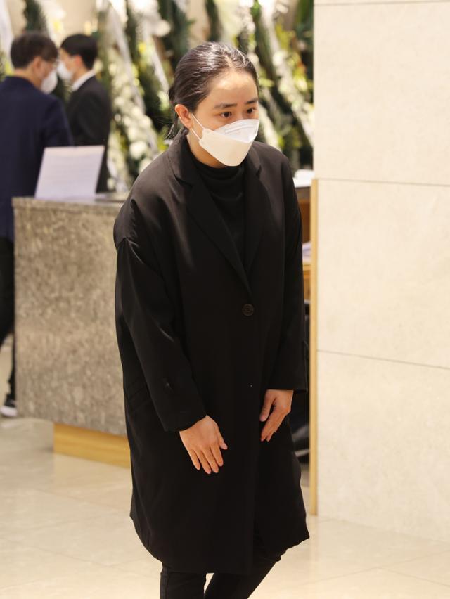Actor Kang Soo-yeon passed away. The age of 55. So many in the film industry sought mortuary to Memorialize him.Columns of Chungmuro, including Actor Kim Hye-soo and Yo Ji-tae Yeri Han Um Jung-hwa, directly visited The Funeral and voiced their condolences.On the 8th, Seoul Gangnam-gu Samsung LionsSeoul Hospital The Funeral chapter prepared the late Kang Soo-yeons mortuary.On this day, Hwang Hee-hyun, Minister of Culture and Tourism, Bong Joon-ho, Sang Sang-ho Park Jung-beom, Kim Tae-yong, Yoon Jae-kyun, Bae Chang-ho, Lee Jang-ho, Lim Kyu-rye, Min Kyu-dong, Actor Kim Hak Chul Kim Hye-soo Mi Yeon Kim Yoon-jin Moon Geun- Jung-hwa and others expressed their condolences in search of the mortuary.Inside the mortuary are Actor Yoon Yo Jong Song Kang Ho Cho Seung Woo Kim Bo Sung Poong Gifted Um Ang Ran Kim Hye-soo Ahn Sung-ki Jeon Do-yeon Yo Ji-tae Kim Gun Mo Moon Sung-Keun and Park Chan-wook Lee Jun-ik, Busan International Film Festival, Film Promotion Committee A wreath sent by the production company Mani Pictures Netflix and others was laid.Im so sorry, said Bae Chang-ho, who was in front of the reporters, I feel sick to be able to show my activities in the future. Ive seen Kang Soo-yeon since I was a teenager.I was very pleased and pleased to see the process of growing up as an actor after Whale Hunting 2. I tried to work together 10 years ago and failed to push it.I hope you will be permanently, he said, expressing his regret.Kim Hak Chul, who played together in 1996 as The Digest Love, said, I was not believed to hear the bitter news.I wish the honor of Kang Soo-yeon, a young man who left for heaven at such a young age.I hope that Kang Soo-yeon junior who went first, will be peaceful and not sick anymore in heaven. Kim Ji-mi, Park Jung-ja, Park Jung-hoon, Son Sook Shin Young-kyun Ahn Sung-ki Lee Woo-seok Im Kwon-taek Jung Ji-young Jung Jin-woo Hwang Ki-sung was named as funeral advisor.Kang Woo-seok, Kang Hye-gyu, Kwon Young-rak, Kim Han-sook, Kim Han-sook, Ryu Seung-wan, Myunggyenam Moon Moon Gyu-dong, Park Kwang-soo, Park Ki-yong, Park Jung-bum, Bang Eun-jin, Bae Chang-ho, Byun Seung-min, Bong Joon-ho Seol Kyung-gu, Shin Cheol, Shim Jae-myeong, Yang Ik-joon, Ye Ji-won Dong-yeon, Yoo In-taek -tae Yoon Jae-gyun Lee Kwang-guk Lee Eun-ho Lee Jun-dong Lee Chang-dong Lee Hyun-seung Lee Hyun-seung Jeon Do-yeon Jang Sun-woo Jung Woo-sung Ju-hee Cha Seung-jae Chae Yoon-hee Choi Dong-hoon Choi Jae-won Choi Jung-hwa Huh Moon-On May 5, Kang Soo-yeon was found to be cardiac arrest and went into treatment without consciousness, but eventually closed his eyes.A day before the deceased left the world, many actors and producers gathered their mouths at the Baeksang Arts Grand Prize to pray for the recovery of Kang Soo-yeon, but the news of the death was finally announced and the film industry was in great pain.On the other hand, the late Kang Soo-yeon started acting as a child actor and appeared as a youth star in Whale Hunting 2 and Youth Sketch of Mimi and withdrawal.Since then, he has become the first world star in Korean films to receive the Best Actress Award at the Venice International Film Festival in 1986 as Im Kwon-taeks Seed.She won the Best Actress Award at the Moscow International Film Festival with her shaved hair, and in the 1990s, she released a number of hot topics such as There is a wing to fall, The Way to the Racecourse, Blue in You, Go alone like a horn of a cow, In 2001, she won the acting award for the drama Womans Heaven. Recently, she finished filming Netflix Jung-yi and Jung-yi became his masterpiece.The late Kang Soo-yeons mortuary is the 17th room of the Samsung LionsSeoul Hospital The Funeral, and the condolences are held from this day to the 10th.Funeral ceremony will be held at the Samsung LionsSeoul Hospital The Funeral Hall at 10 am on November 11 and will live on the YouTube channel.