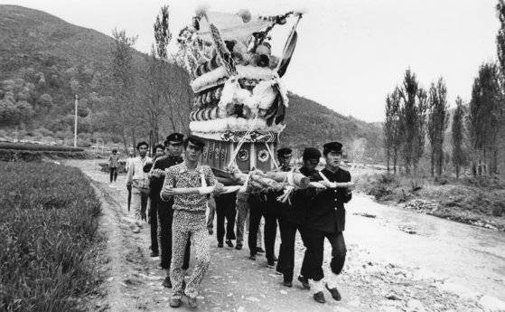 우 순경에 의해 숨진 희생자 동료 학생들이 상여를 메고 장지로 향하고 있다. 중앙포토